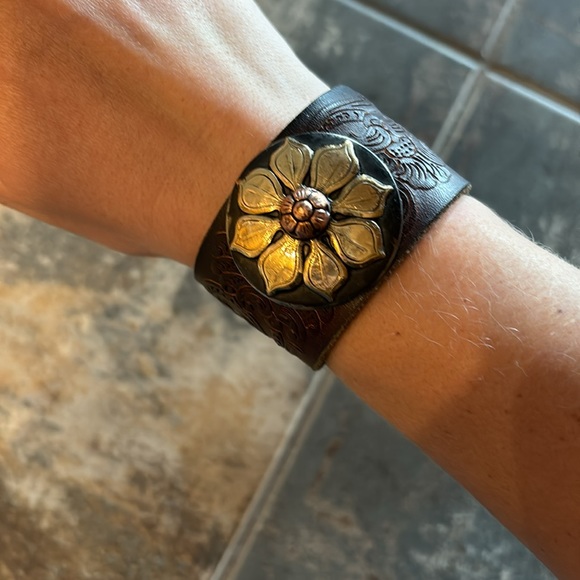 Western leather cuff bracelet - Picture 3 of 3